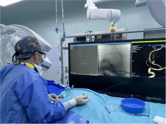 2个半月，4.8公斤，不足2毫米血管——医生在头发丝细的血管里为她搏出生机