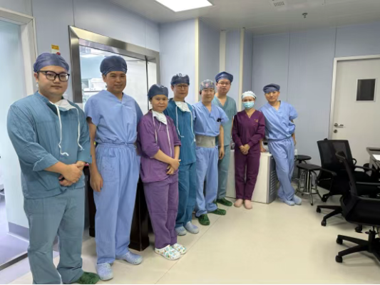 2个半月，4.8公斤，不足2毫米血管——医生在头发丝细的血管里为她搏出生机