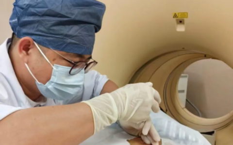 与死神竞速，为生命拔河：晚期肺癌脑膜转移重症患者的惊险逆转