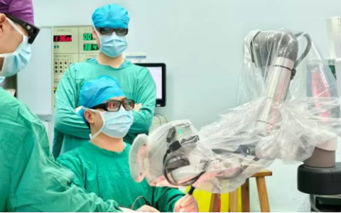 15岁少年突发肢体麻木，脑干深藏“炸弹”！多学科团队精准手术，助他重返校园