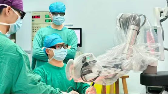 15岁少年突发肢体麻木，脑干深藏“炸弹”！多学科团队精准手术，助他重返校园