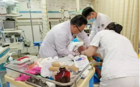 “血都快流干了！”14岁少年大腿动脉断裂，一场多学科保命保肢生死战