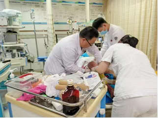 “血都快流干了！”14岁少年大腿动脉断裂，一场多学科保命保肢生死战