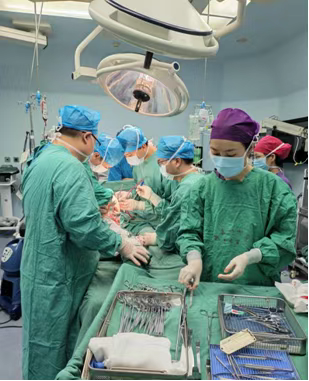 “血都快流干了！”14岁少年大腿动脉断裂，一场多学科保命保肢生死战