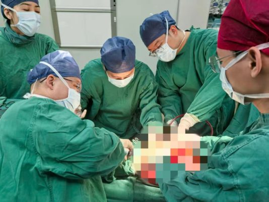 10公斤巨瘤占满女子腹腔，多学科接力精准“拆弹”