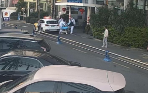 出租车内早产双胞胎 医护联手跑赢时间