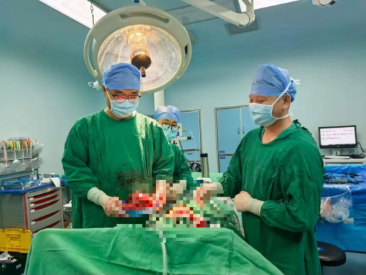 拳头大小的肾肿瘤，术中出血仅30ml，微创手术如何搞定复杂肾脏肿瘤？