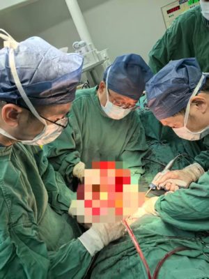 10公斤巨瘤占满女子腹腔，多学科接力精准“拆弹”