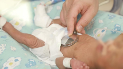 出租车内早产双胞胎 医护联手跑赢时间