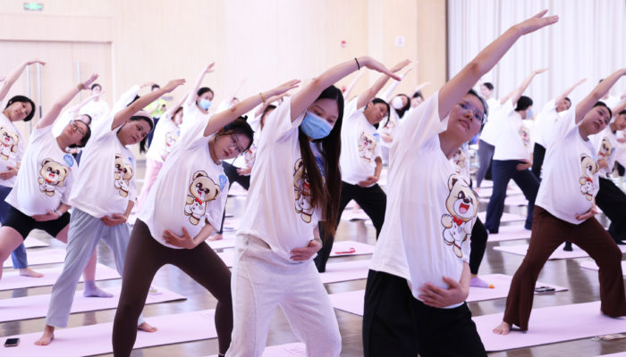 第五届百人孕妇瑜伽温暖海口,粉色奇迹下共绘“孕”动画卷