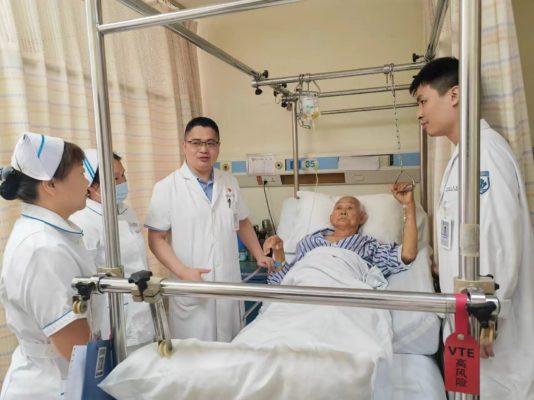 97岁，粉碎性骨折，手术成功！