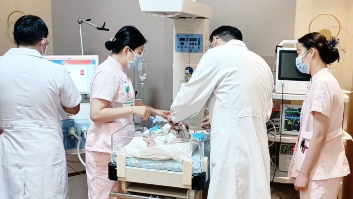  5月龄重症慢肺儿带着“呼吸机”跨越山海从温州转至海口就医  