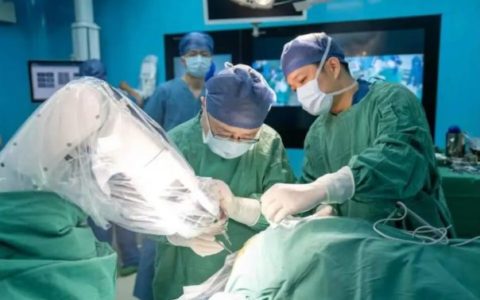 不开颅，3毫米骨孔精准“烧死”脑肿瘤！