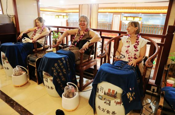 北欧气候康养研学团三亚行圆满举行 智慧康养工作室揭牌开启国际合作新篇章