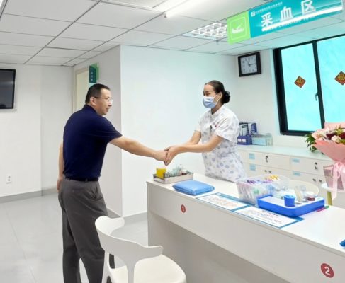 县领导护士节慰问送温情 指导妇幼事业发展寄厚望——县人民政府副县长单既亮莅临我院慰问一线护理人员并指导工作