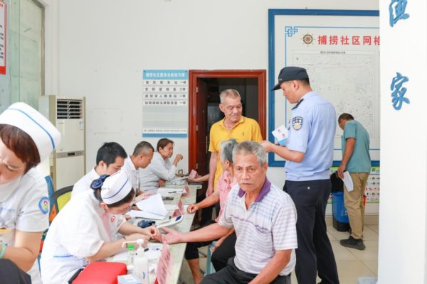 三年温情坚守 岁岁如约而至海南省老年病医院联合红岛海岸派出所开展“渔”你同行义诊普法活动