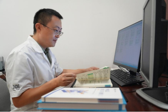 陈意志:把政绩写在官兵与患者的心坎上