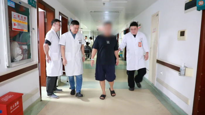 机器人导航毫米级"操刀" 海医一附院助34岁股骨头坏死患者重获行走能力
