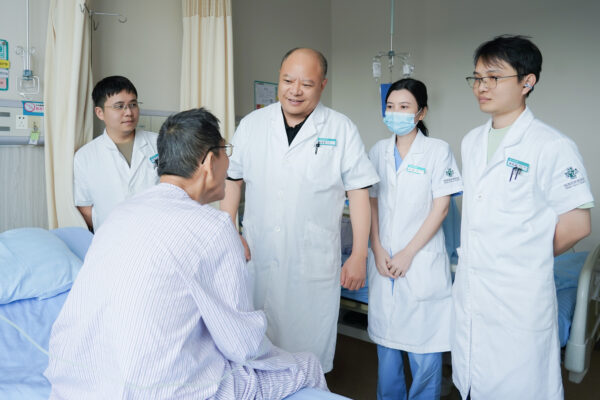 52厘米!海南医生极限“拆弹”切除16斤巨大腹膜后肿瘤