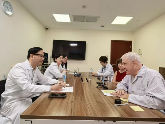 80岁土耳其患者赴瑞金海南医院接受慢阻肺综合诊疗