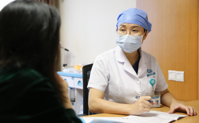 守在生命起点的“门神”——记海南现代妇女儿童医院产科主任余丽金