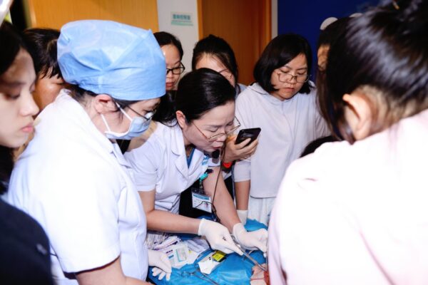 守在生命起点的“门神”——记海南现代妇女儿童医院产科主任余丽金
