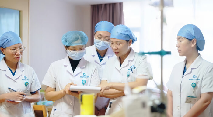 守在生命起点的“门神”——记海南现代妇女儿童医院产科主任余丽金