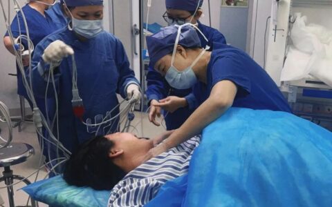 十万分之十六的奇迹：海南成功救治罕见“双绒三羊”三胞胎