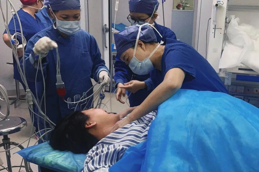 十万分之十六的奇迹：海南成功救治罕见“双绒三羊”三胞胎